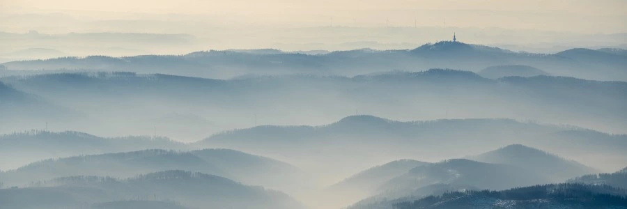 浮沉网中几十年，墨痕织就星河卷。调弦暗理焦尾柱，落子明破纹枰劫。<p>笑看残局生鹤发，冷观焦痕沸松雪。键盘犹带烽烟色，初心仍似初拨线。