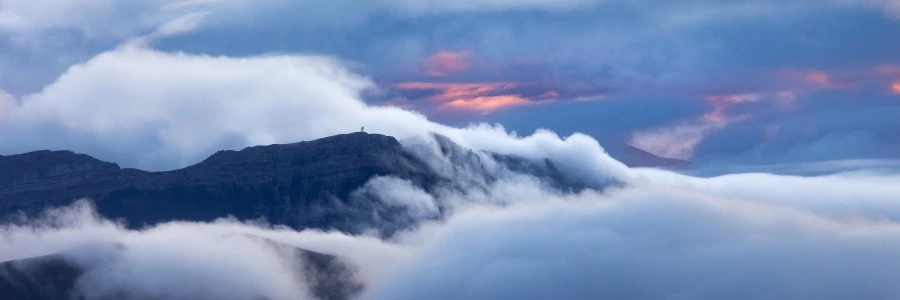 浮沉网中几十年，墨痕织就星河卷。调弦暗理焦尾柱，落子明破纹枰劫。<p>笑看残局生鹤发，冷观焦痕沸松雪。键盘犹带烽烟色，初心仍似初拨线。