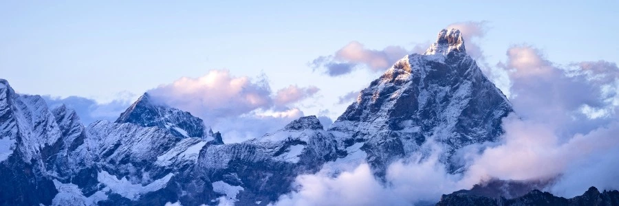 浮沉网中几十年，墨痕织就星河卷。调弦暗理焦尾柱，落子明破纹枰劫。<p>笑看残局生鹤发，冷观焦痕沸松雪。键盘犹带烽烟色，初心仍似初拨线。