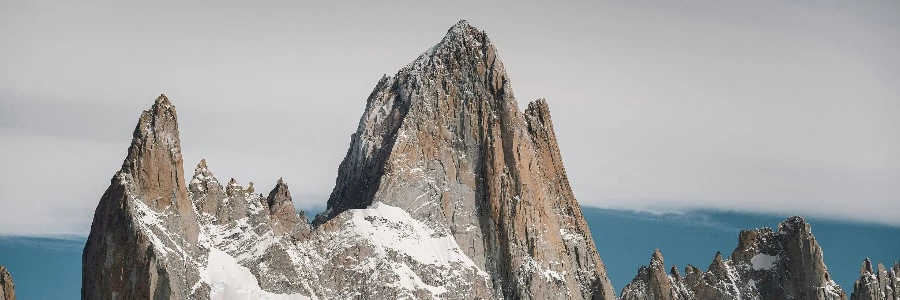 浮沉网中几十年，墨痕织就星河卷。调弦暗理焦尾柱，落子明破纹枰劫。<p>笑看残局生鹤发，冷观焦痕沸松雪。键盘犹带烽烟色，初心仍似初拨线。