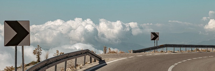 浮沉网中几十年，墨痕织就星河卷。调弦暗理焦尾柱，落子明破纹枰劫。<p>笑看残局生鹤发，冷观焦痕沸松雪。键盘犹带烽烟色，初心仍似初拨线。